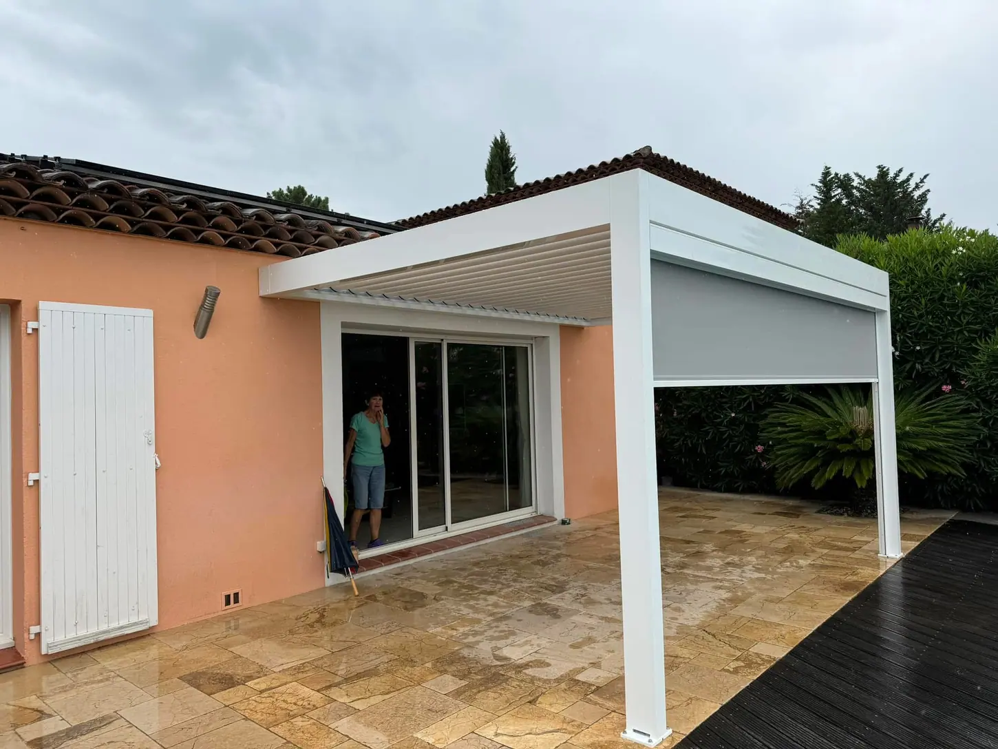 Pergola bioclimatique réalisée par Var Menuiseries Frères