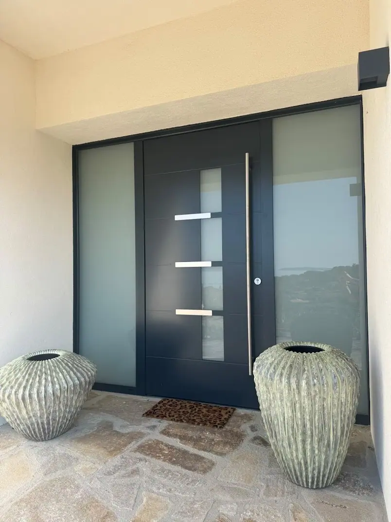 Porte d’entrée contemporaine anthracite avec parties vitrées