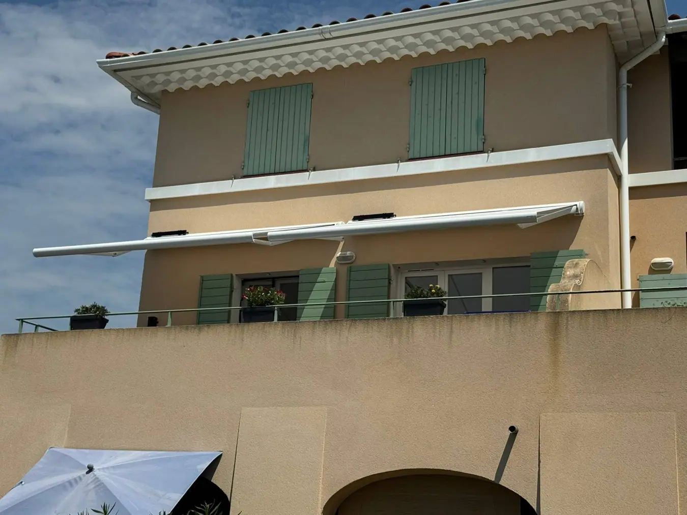 Store banne déployé sur une façade de maison
