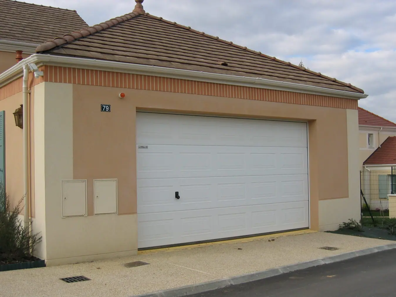 Porte de garage sectionnelle blanche