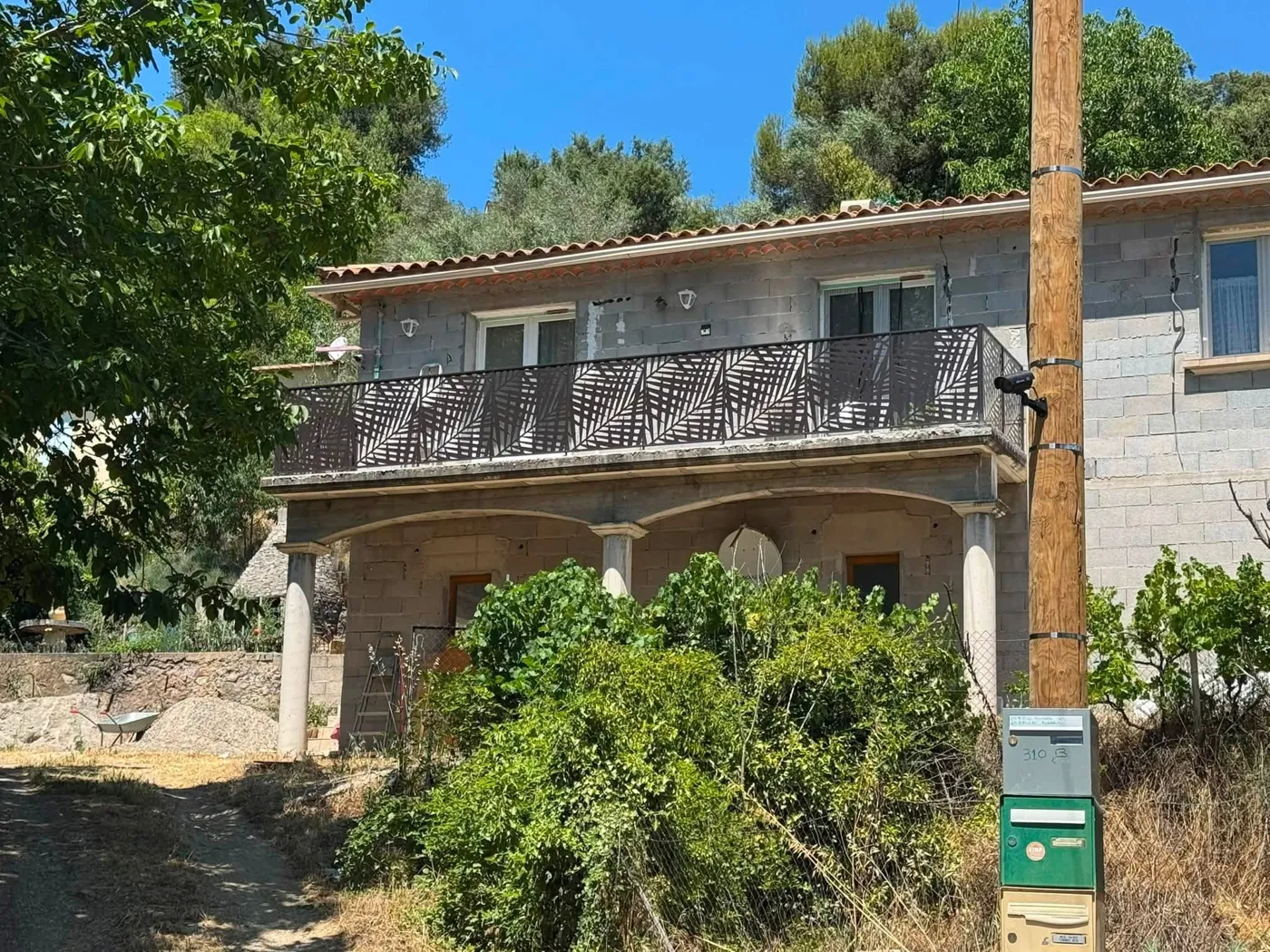 Garde-corps métalliques décoratifs sur une terrasse, réalisation Var Menuiseries Frères