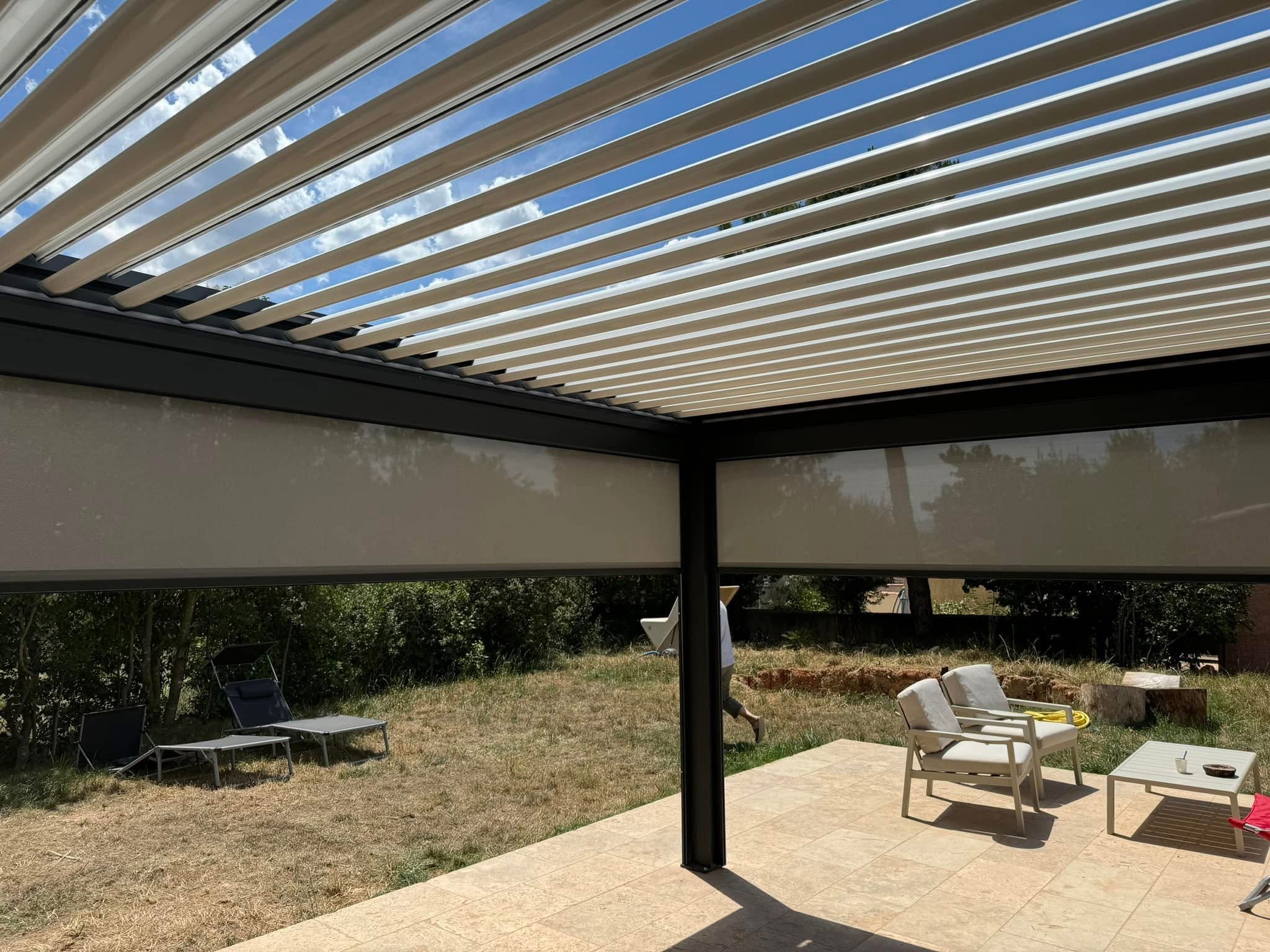 Pergola bioclimatique avec stores latéraux réalisée par Var Menuiseries Frères